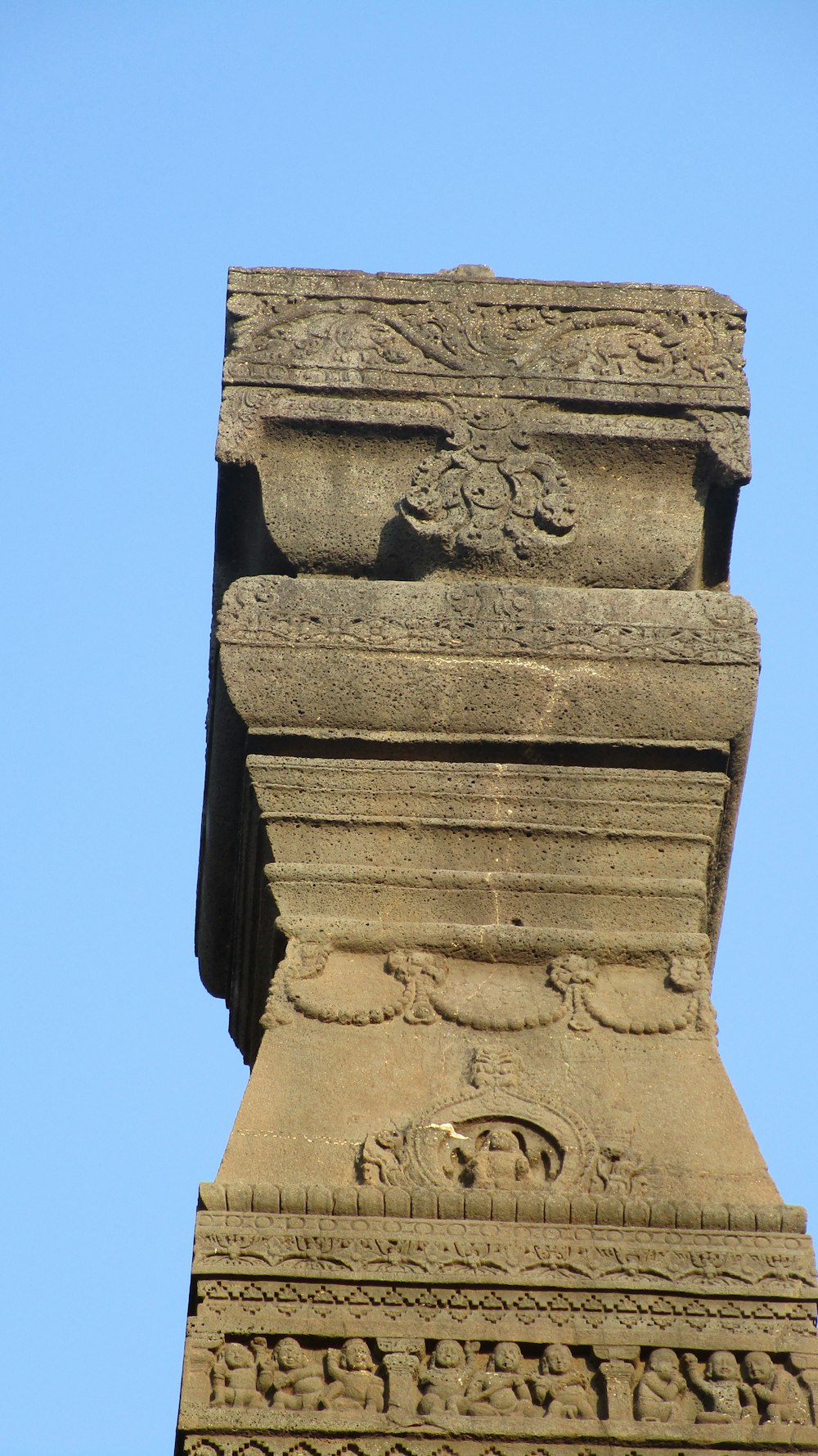 Un primo piano di un pilastro di pietra con uno sfondo del cielo