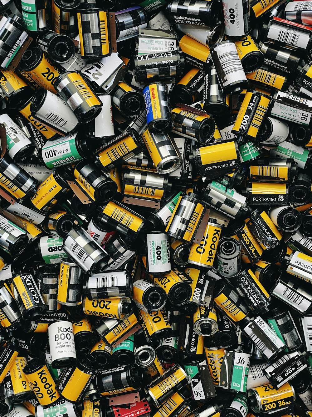 ein Haufen Batterien, die nebeneinander liegen