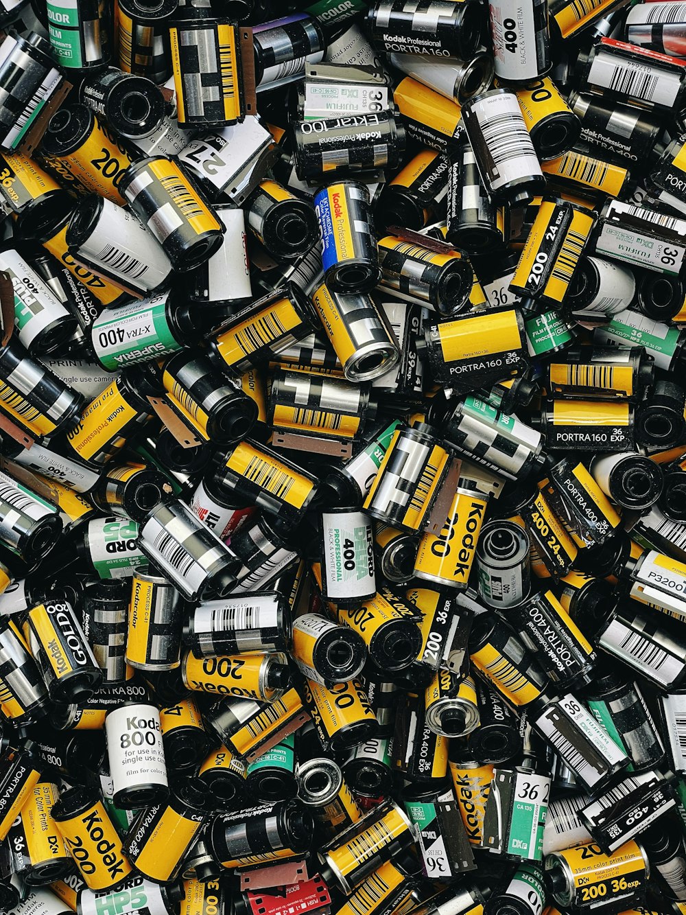 una pila di batterie sedute una accanto all'altra