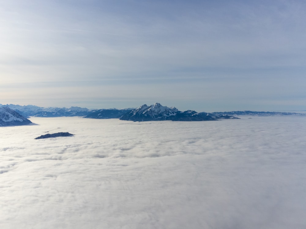 une vue d’une chaîne de montagnes au-dessus des nuages