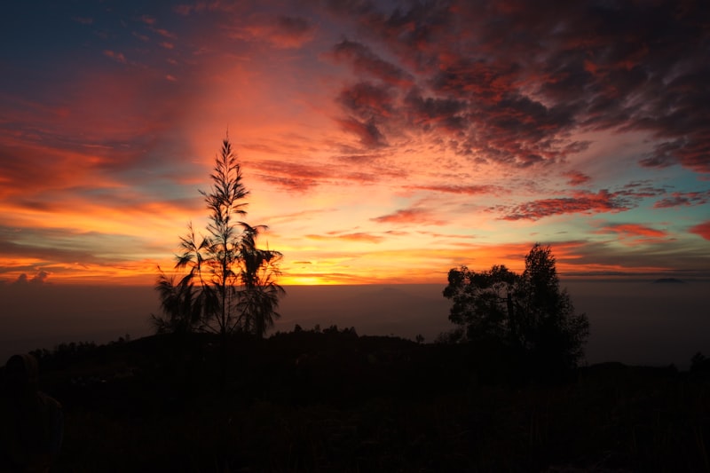 pemandangan matahari terbenam di gunung prau dieng