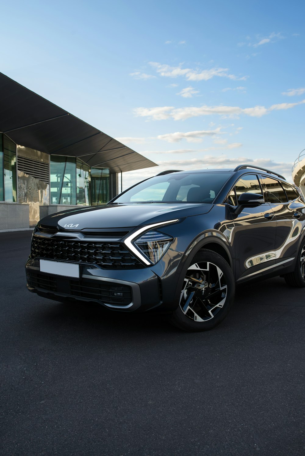 Um SUV cinza estacionado em frente a um prédio