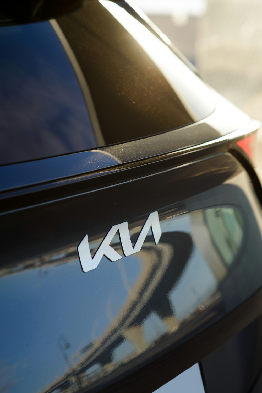 Um close up de um carro com as letras Klua