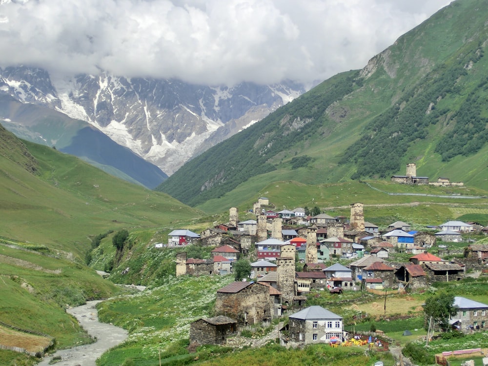 Un villaggio in una valle con le montagne sullo sfondo