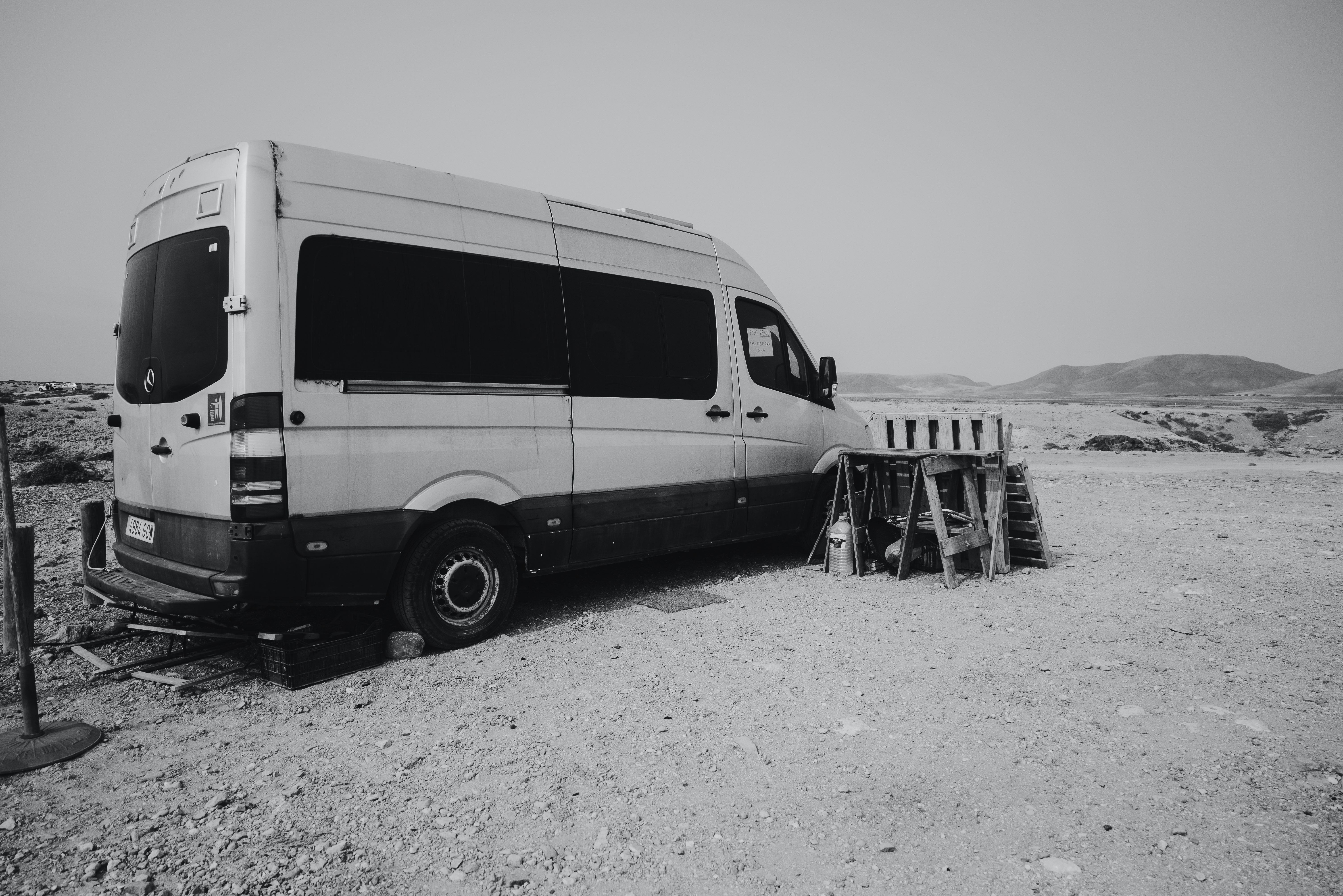 Une photo en noir et blanc d’une camionnette dans le désert