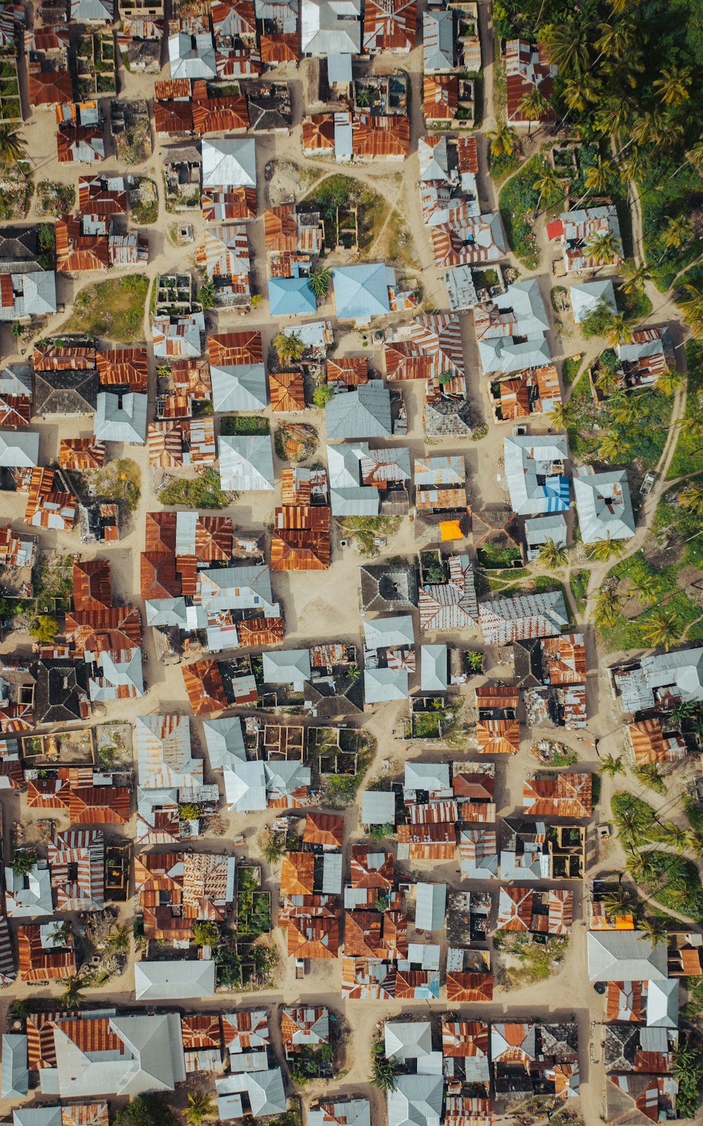 Vue plongeante d’un petit village