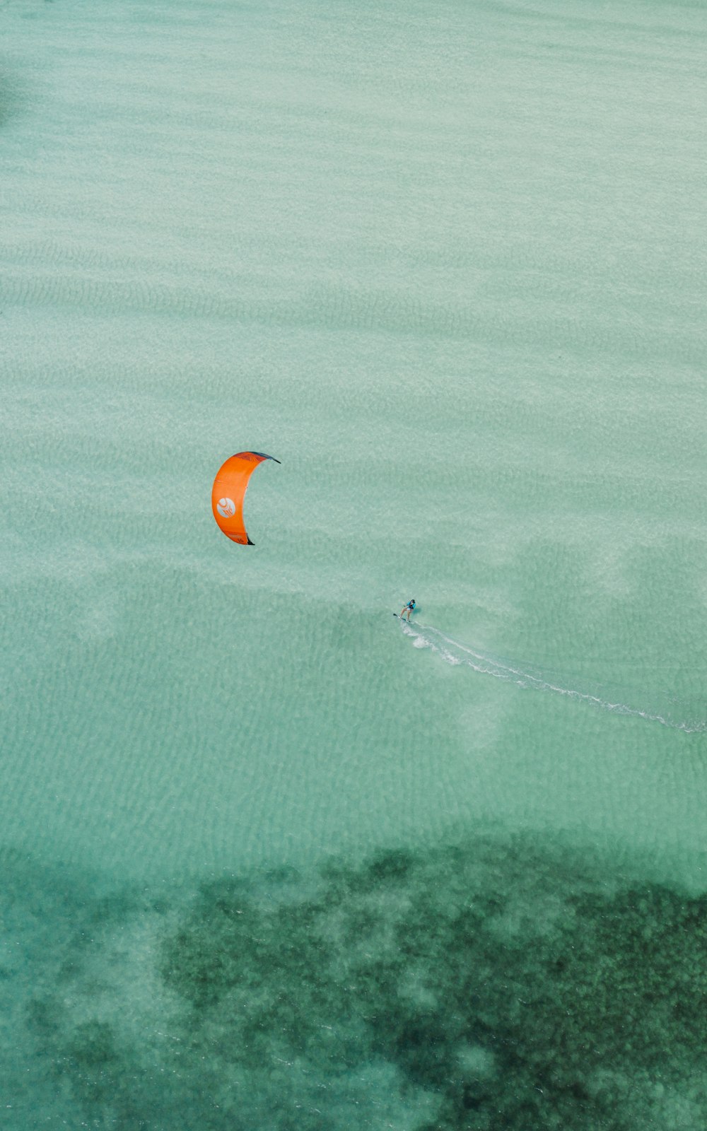 a person is para sailing in the ocean