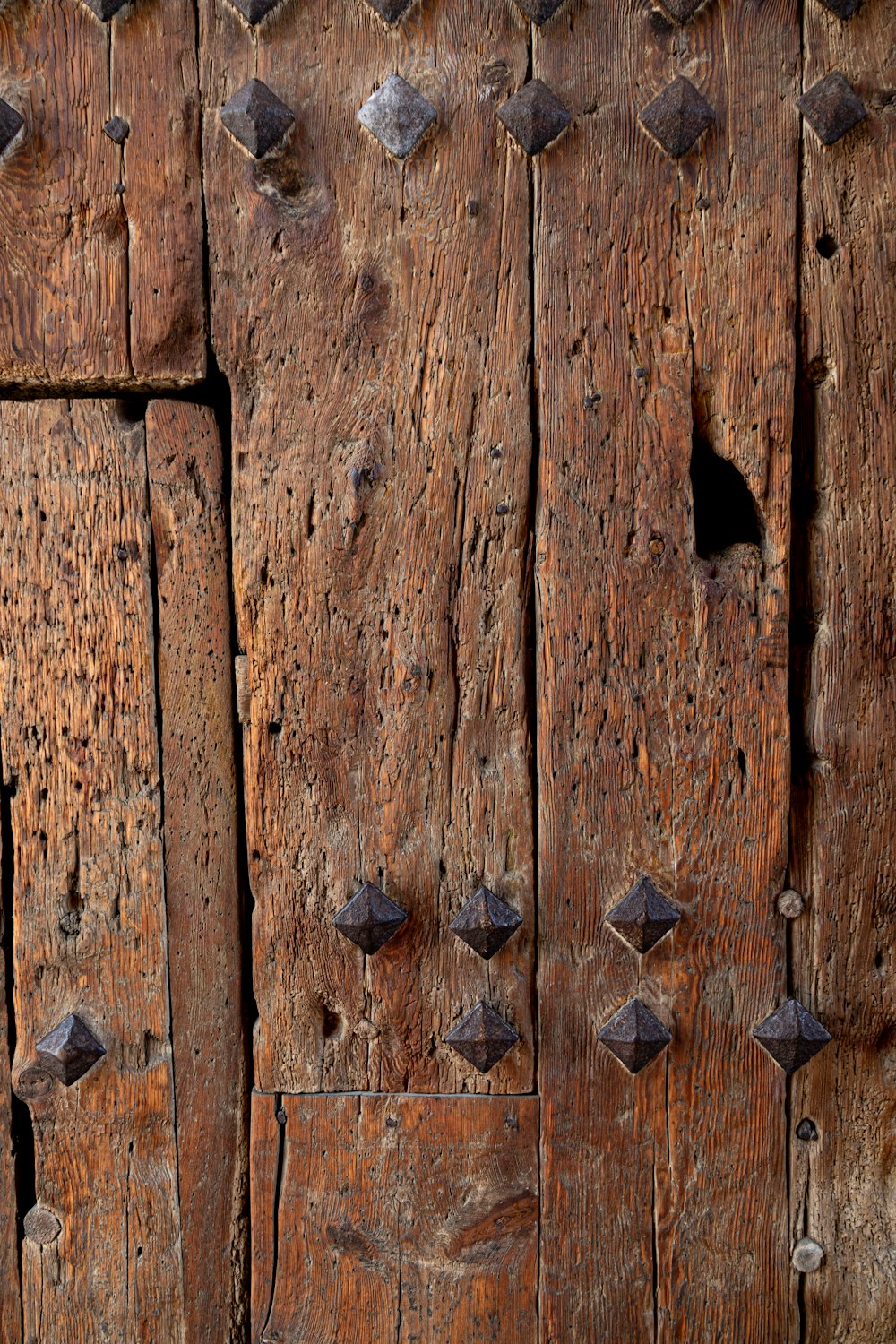 un primo piano di una porta di legno con rivetti