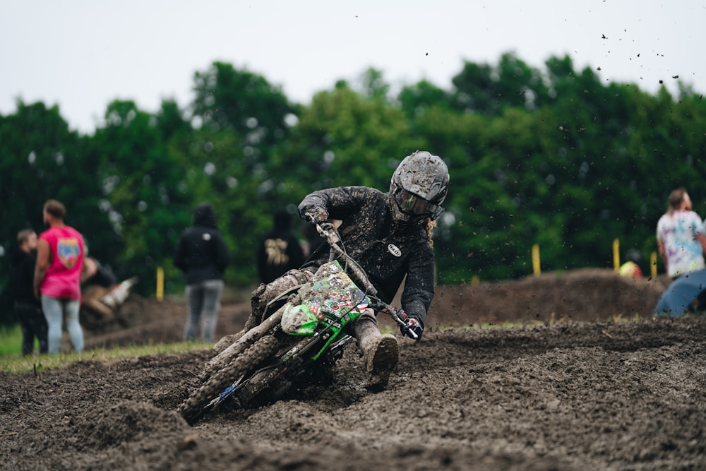 ein mann, der ein dirtbike auf einem feldweg fährt