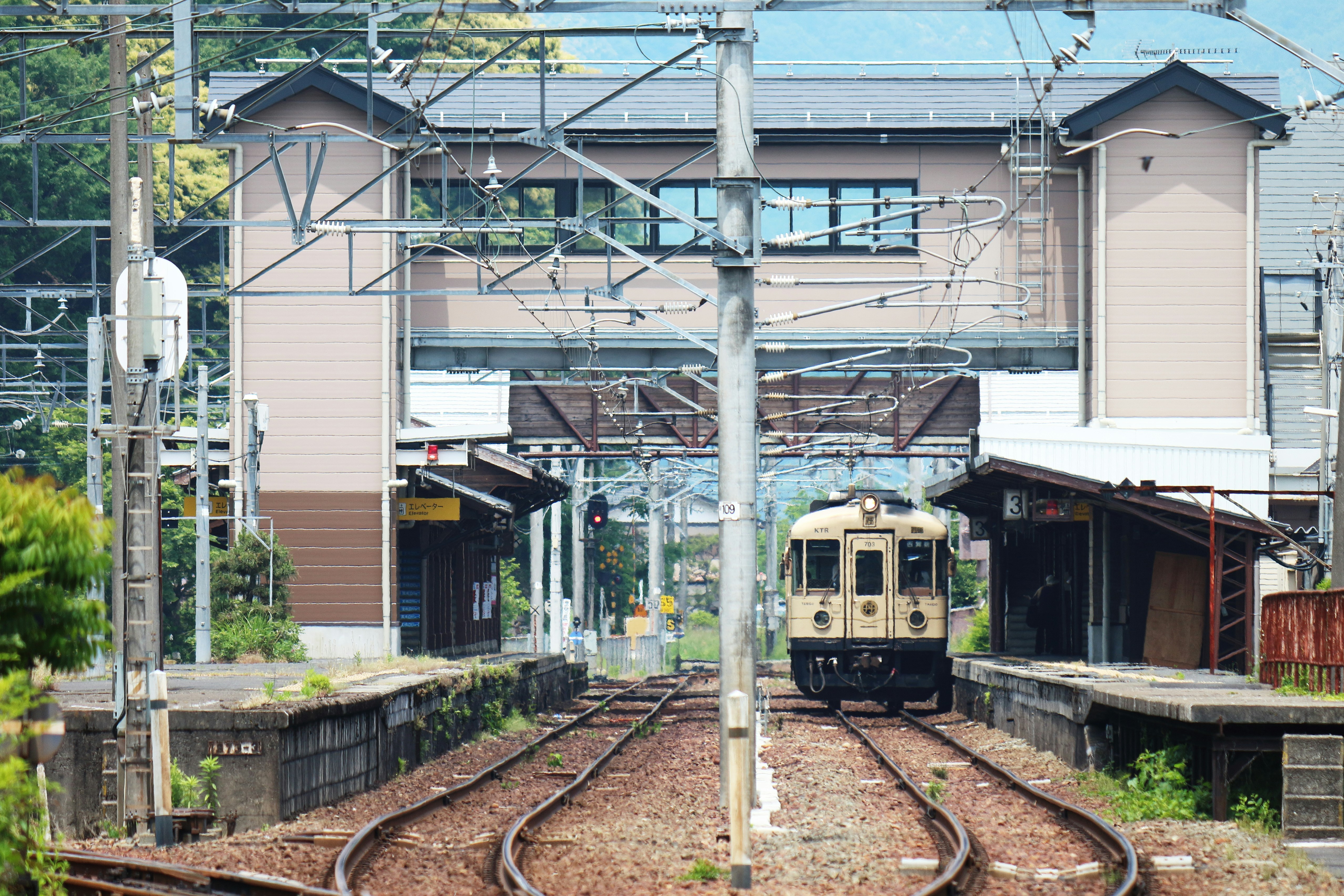a train traveling down train tracks next to a building