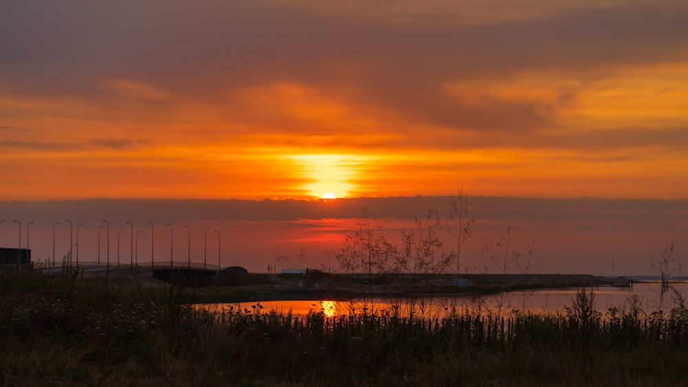 Il sole sta tramontando su uno specchio d'acqua