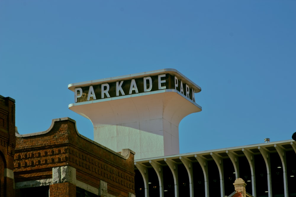 Uma placa no topo de um prédio que diz Parkade Inn