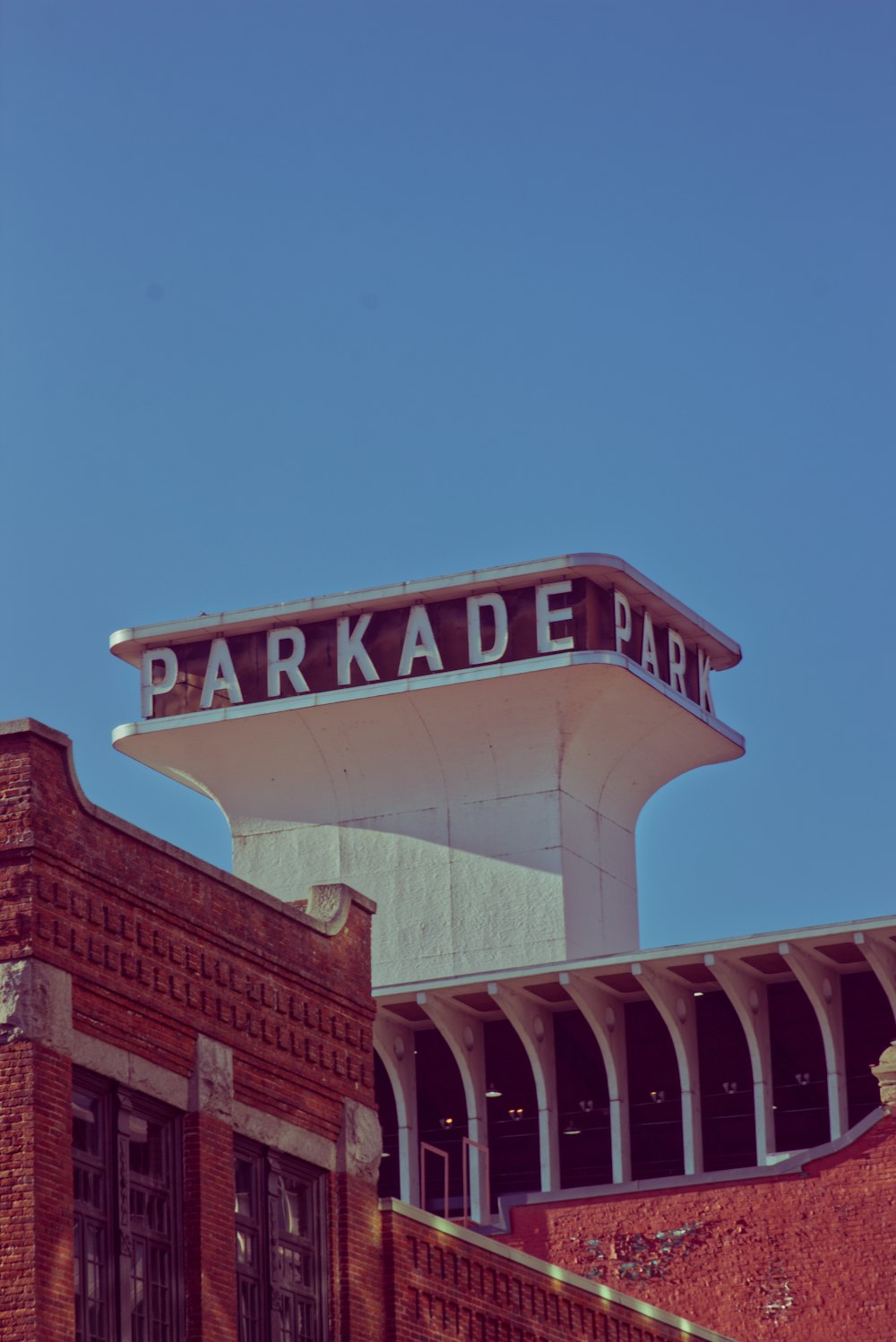 un bâtiment en brique avec un panneau indiquant Parc Parkade