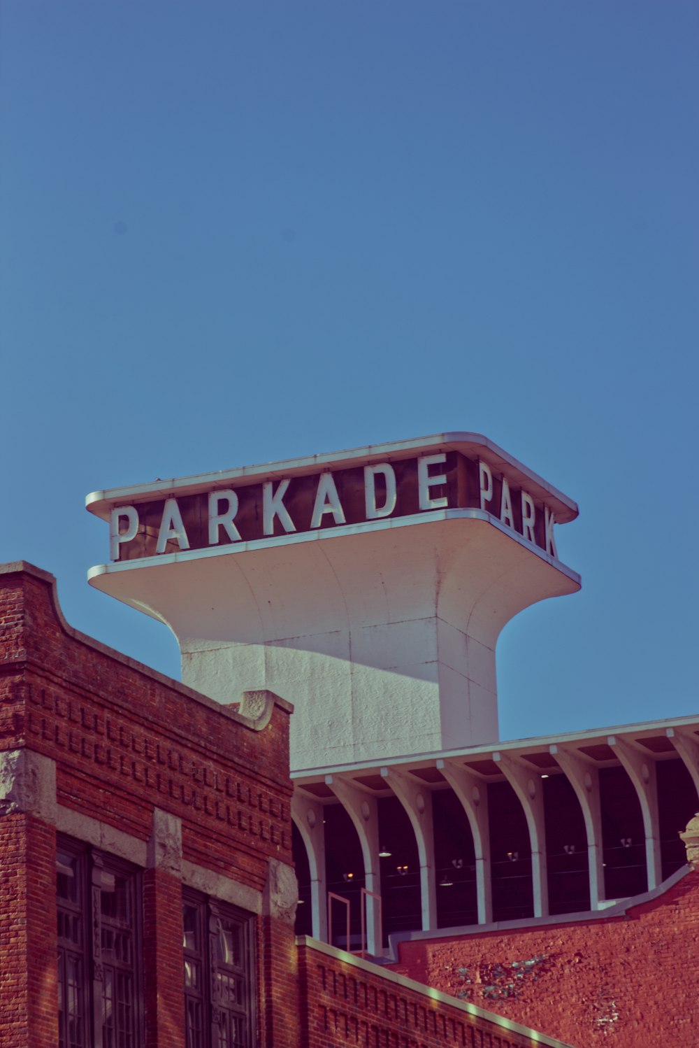 Ein Backsteingebäude mit einem Schild mit der Aufschrift Parkade Park