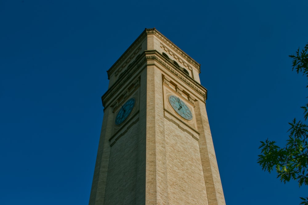 un'alta torre dell'orologio con uno sfondo del cielo