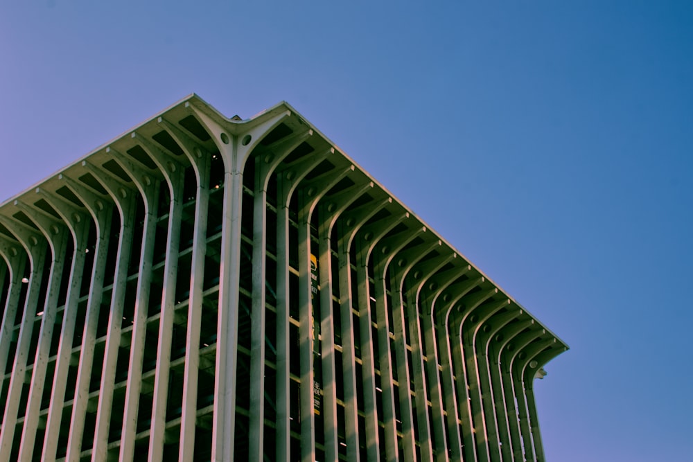 um edifício muito alto com um céu ao fundo