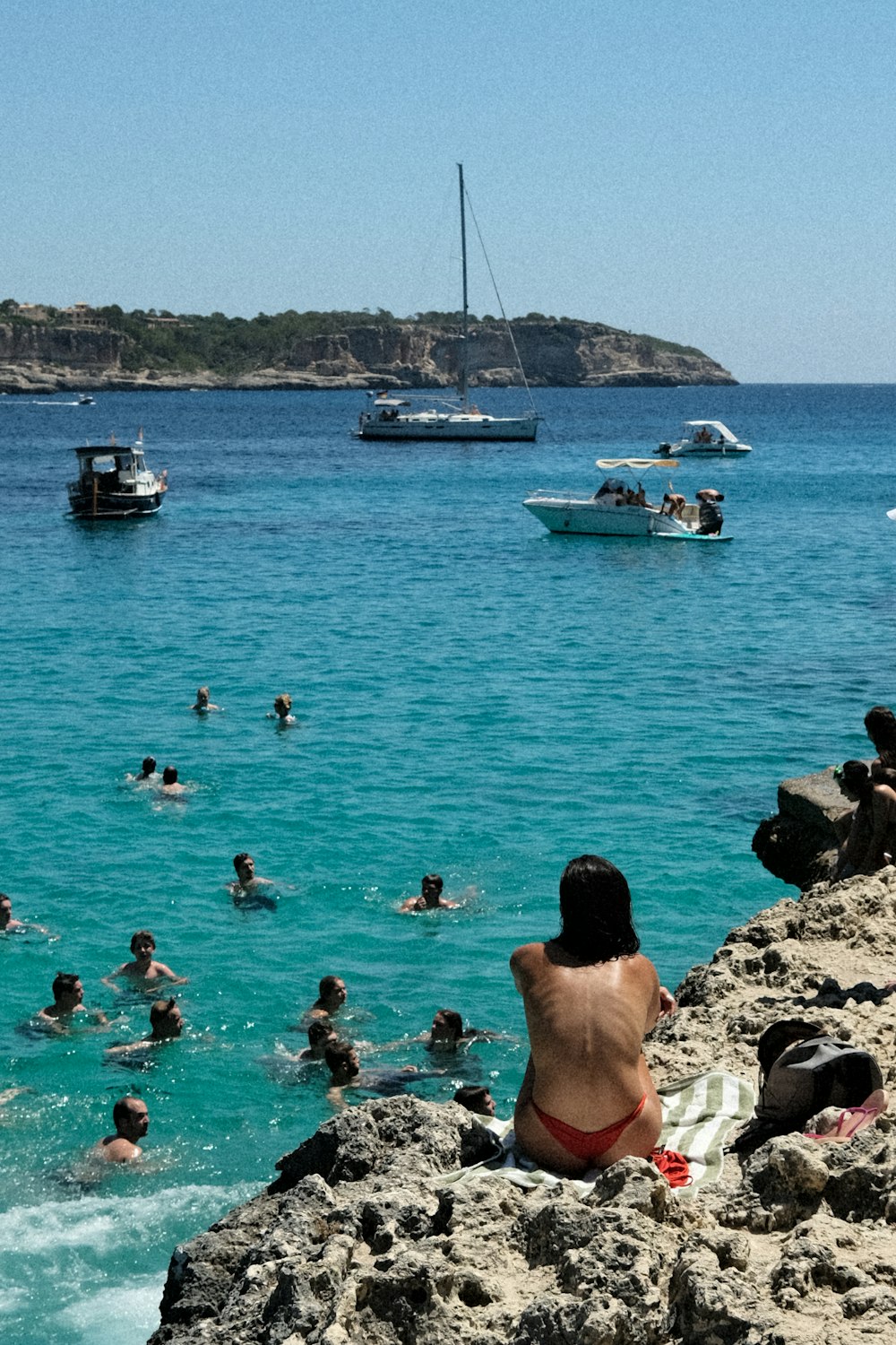 um grupo de pessoas nadando em um corpo de água