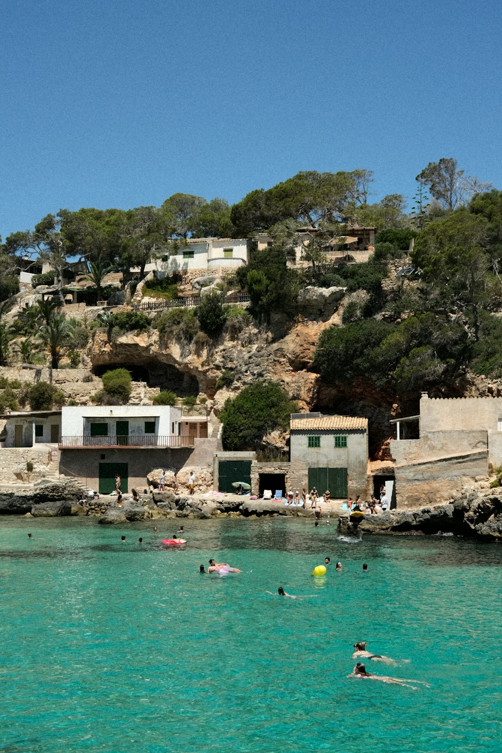 eine gruppe von menschen, die in einem gewässer schwimmen