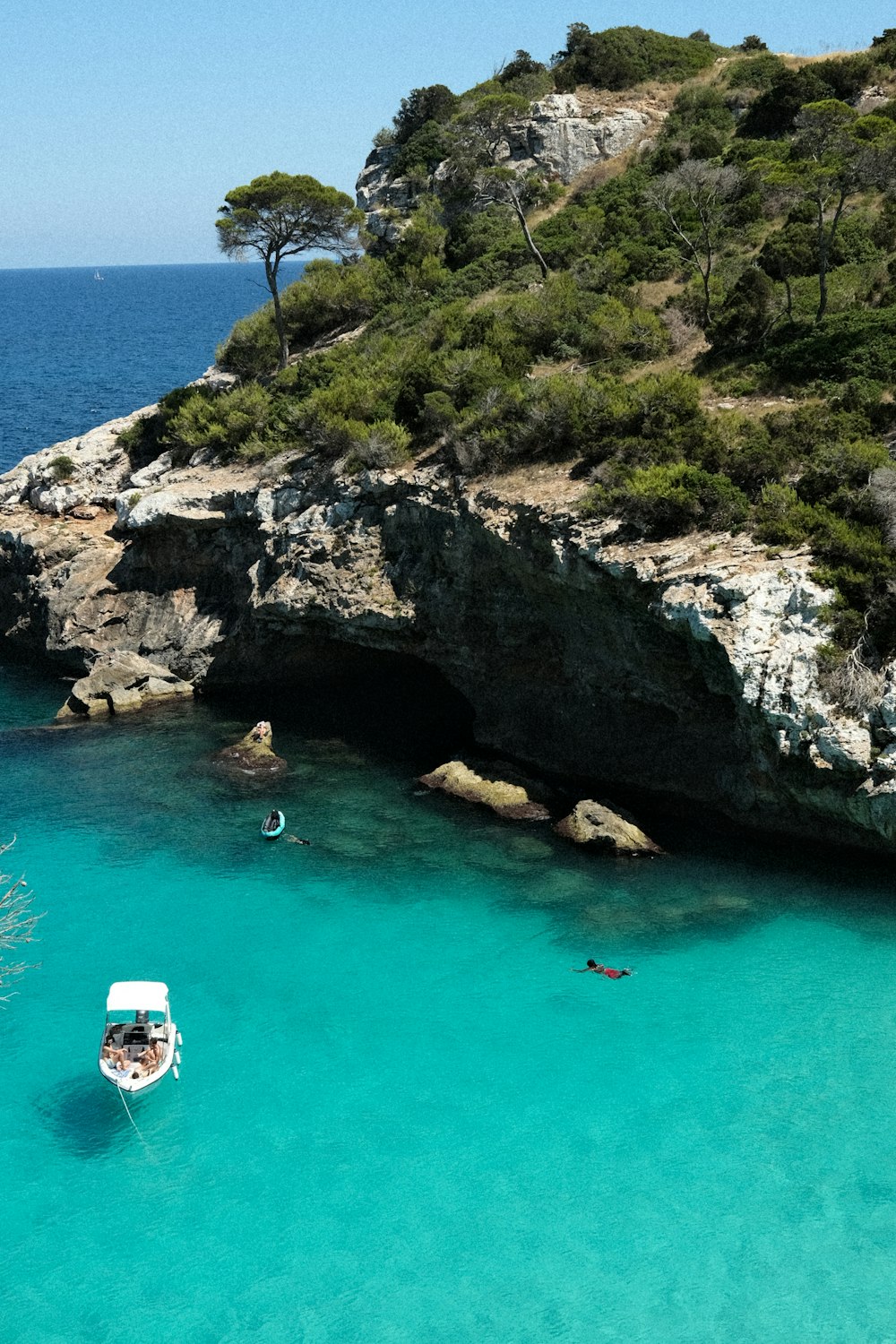 Un bateau est dans l’eau bleue claire