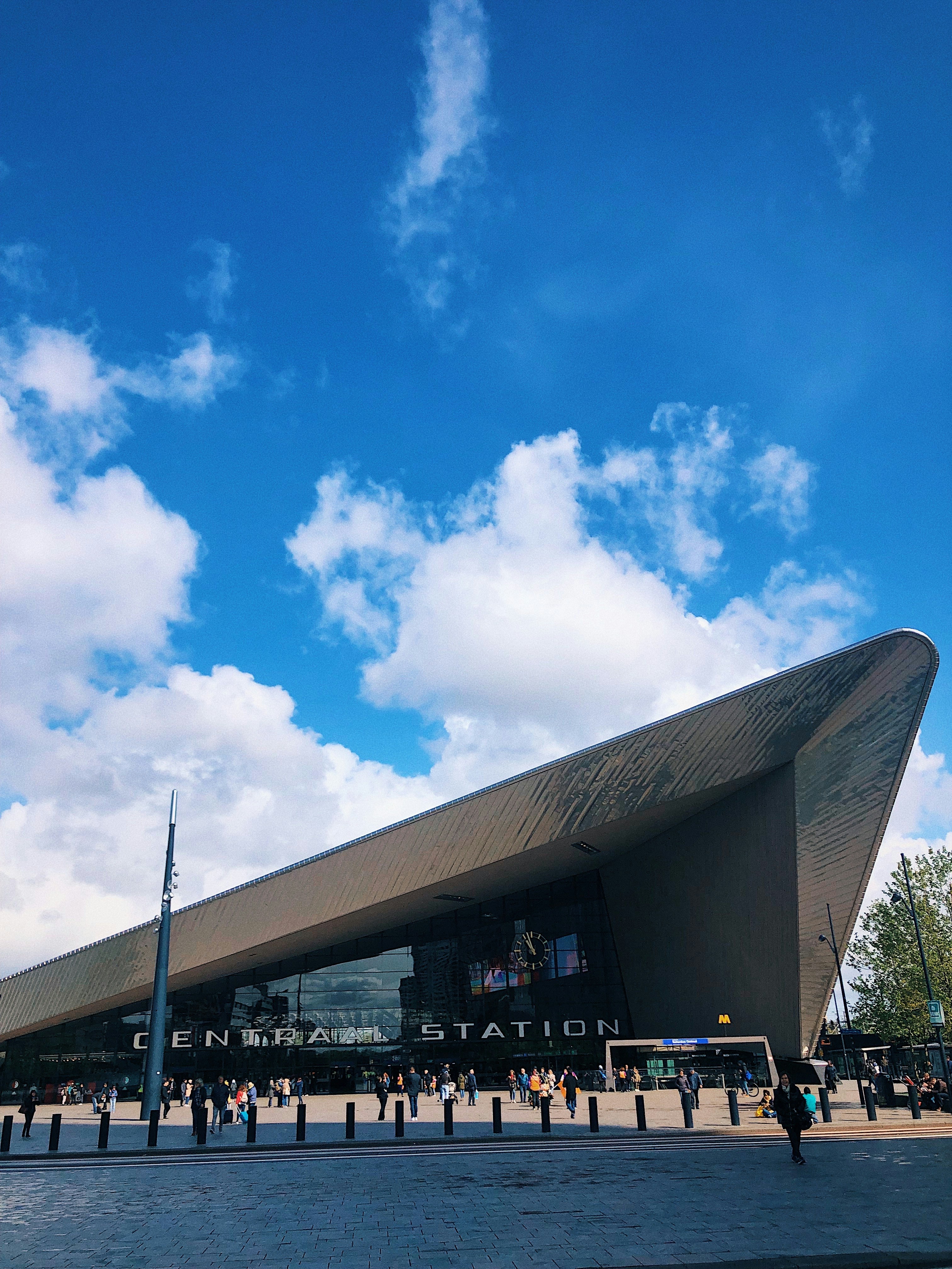 ein großes Gebäude mit einem Himmelshintergrund