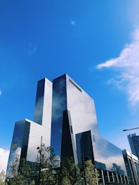 a very tall building sitting in the middle of a city