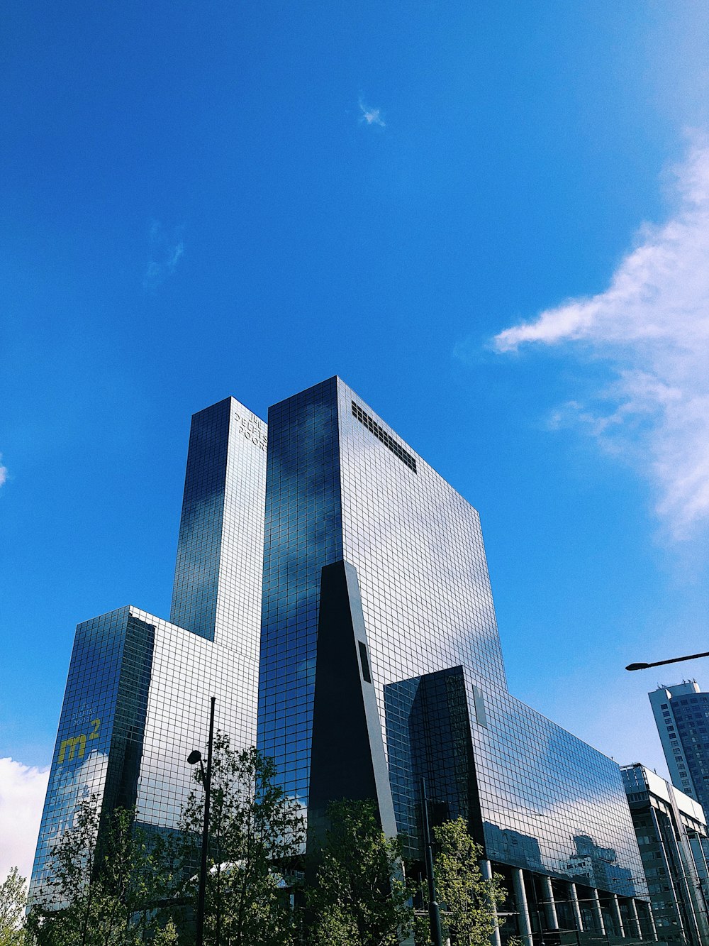 a very tall building sitting in the middle of a city