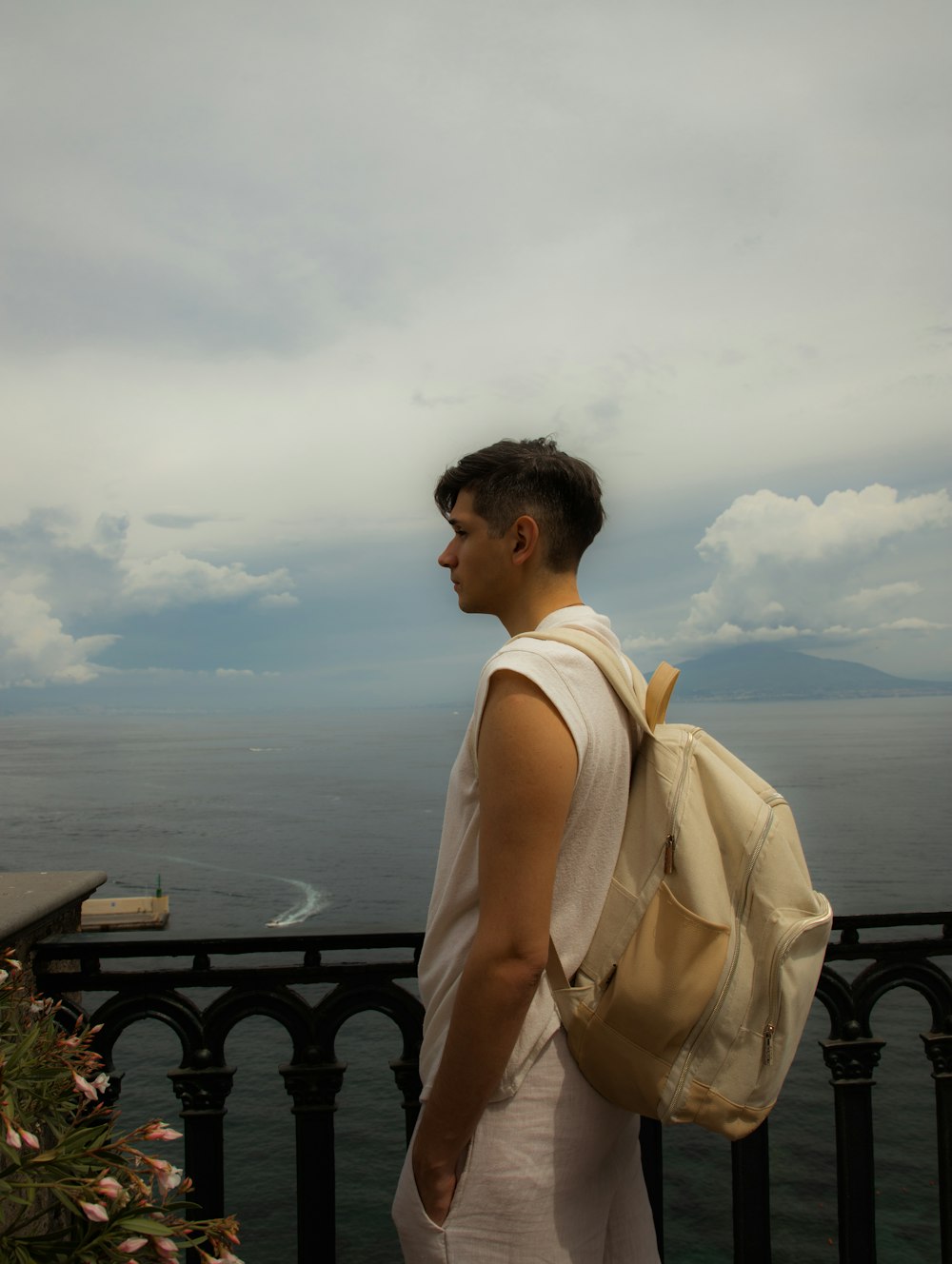 ein mann mit einem rucksack, der auf einem balkon steht