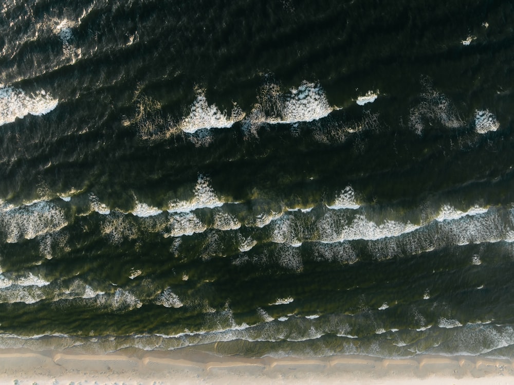 Una vista aérea del océano con olas
