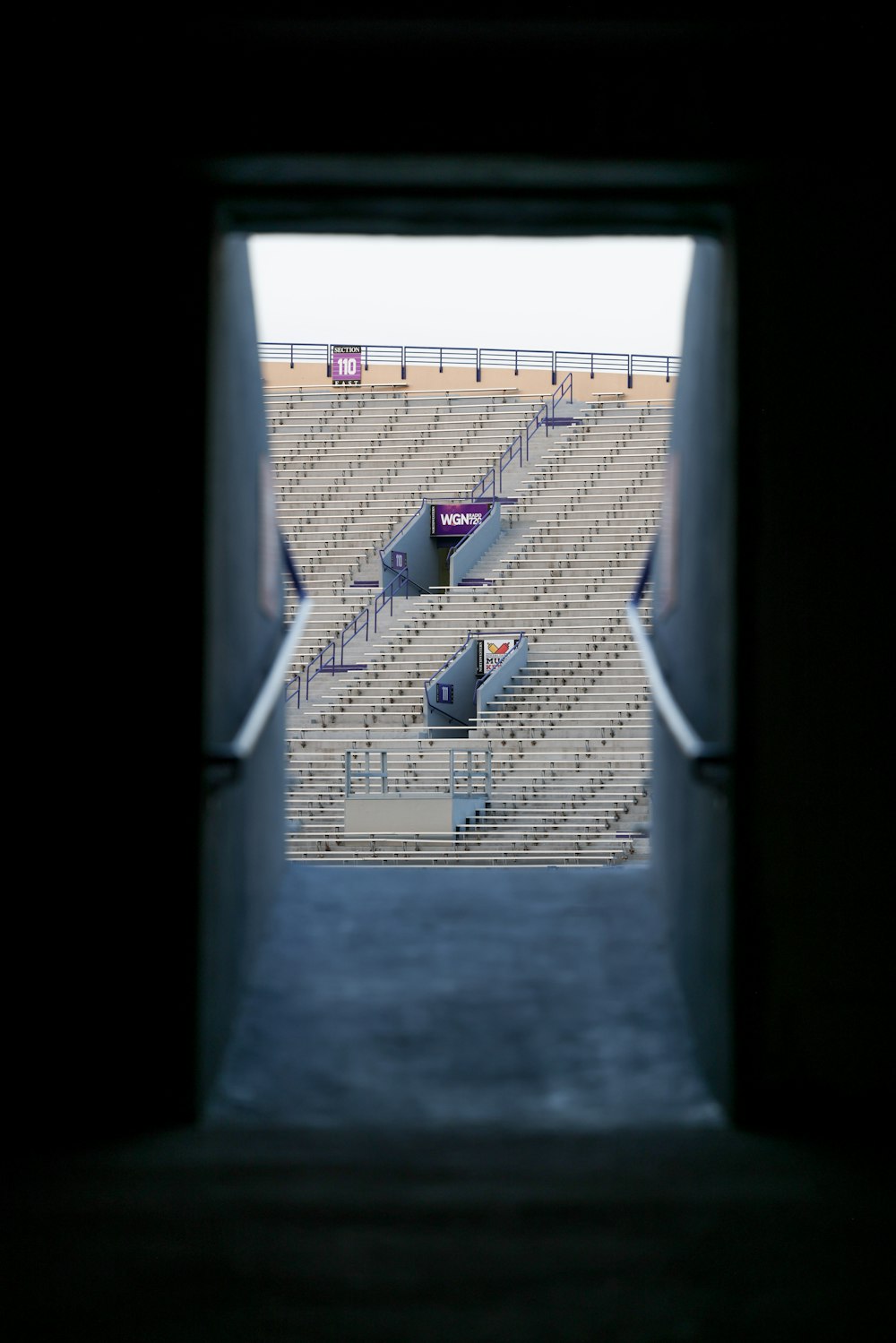 Una vista de un estadio desde una ventana