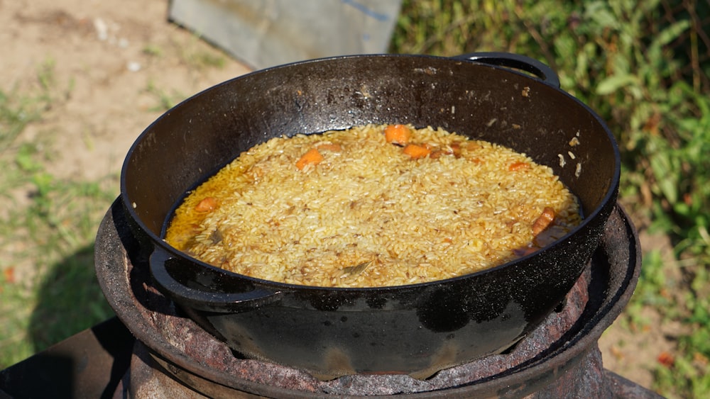 un pot de nourriture posé sur une cuisinière