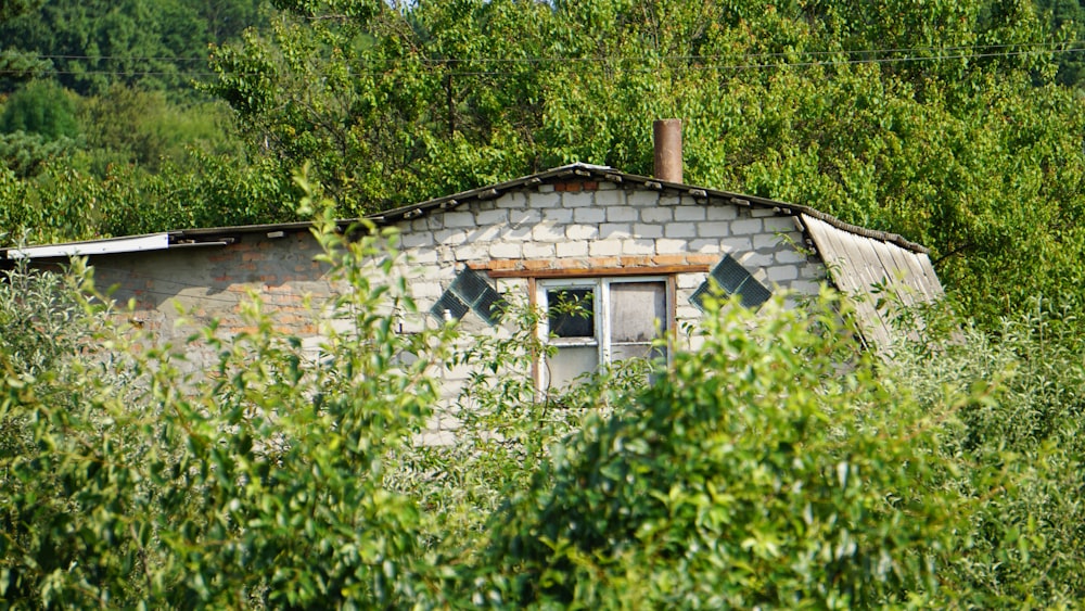 Ein altes, heruntergekommenes Gebäude mit einem zerbrochenen Fenster