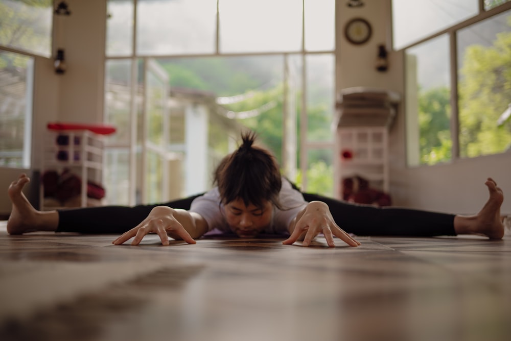 uma mulher deitada no chão em um quarto