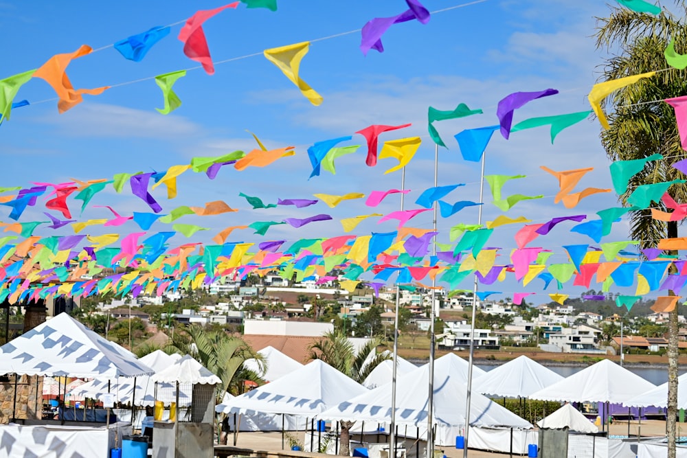 a bunch of kites that are in the air