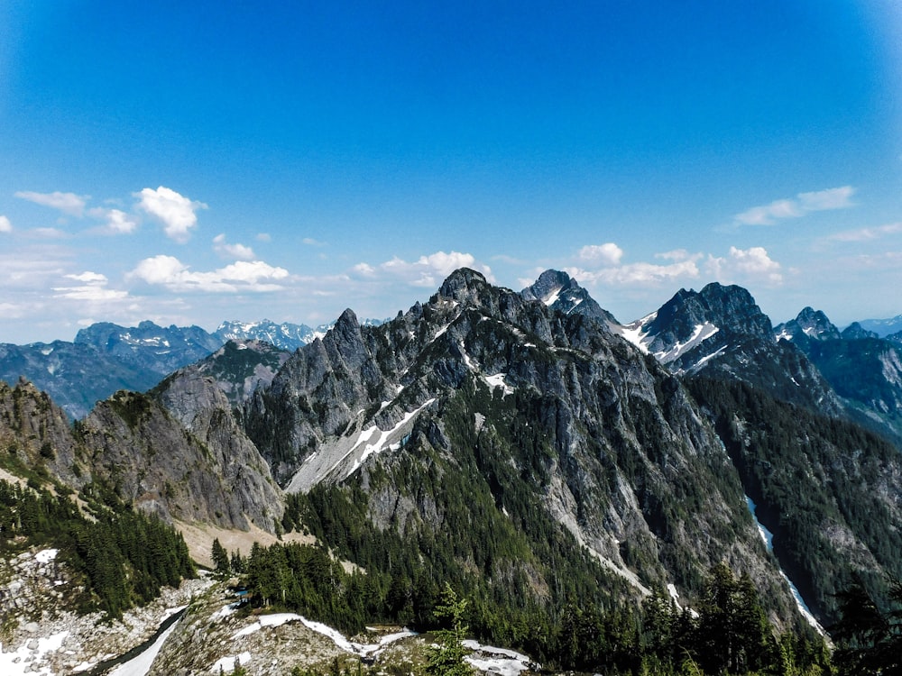 Una vista de una cadena montañosa desde la cima de una montaña