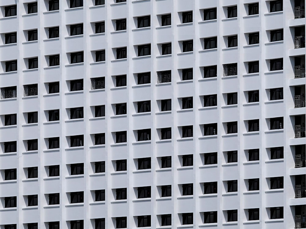 Ein großes weißes Gebäude mit vielen Fenstern