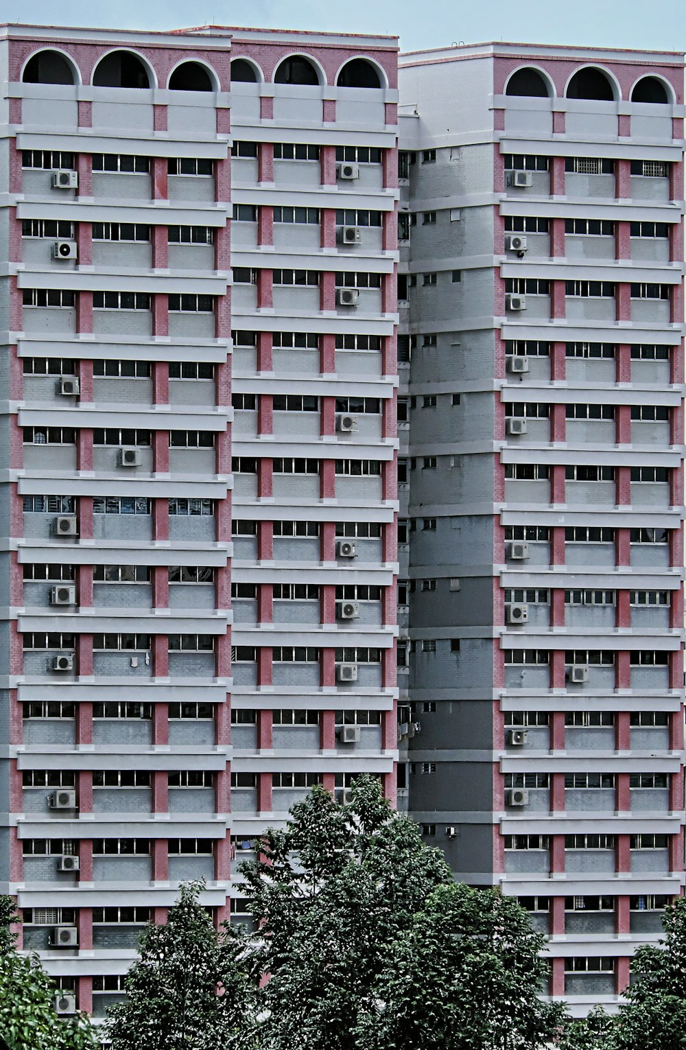 Un edificio muy alto con un montón de ventanas