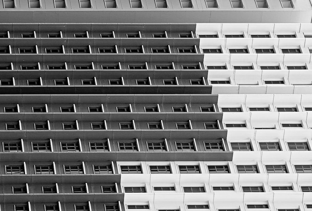 Una foto in bianco e nero di un edificio alto