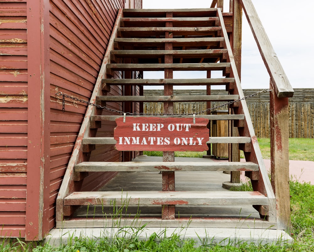 Un letrero que dice Keep Out solo se indica en un conjunto de escaleras