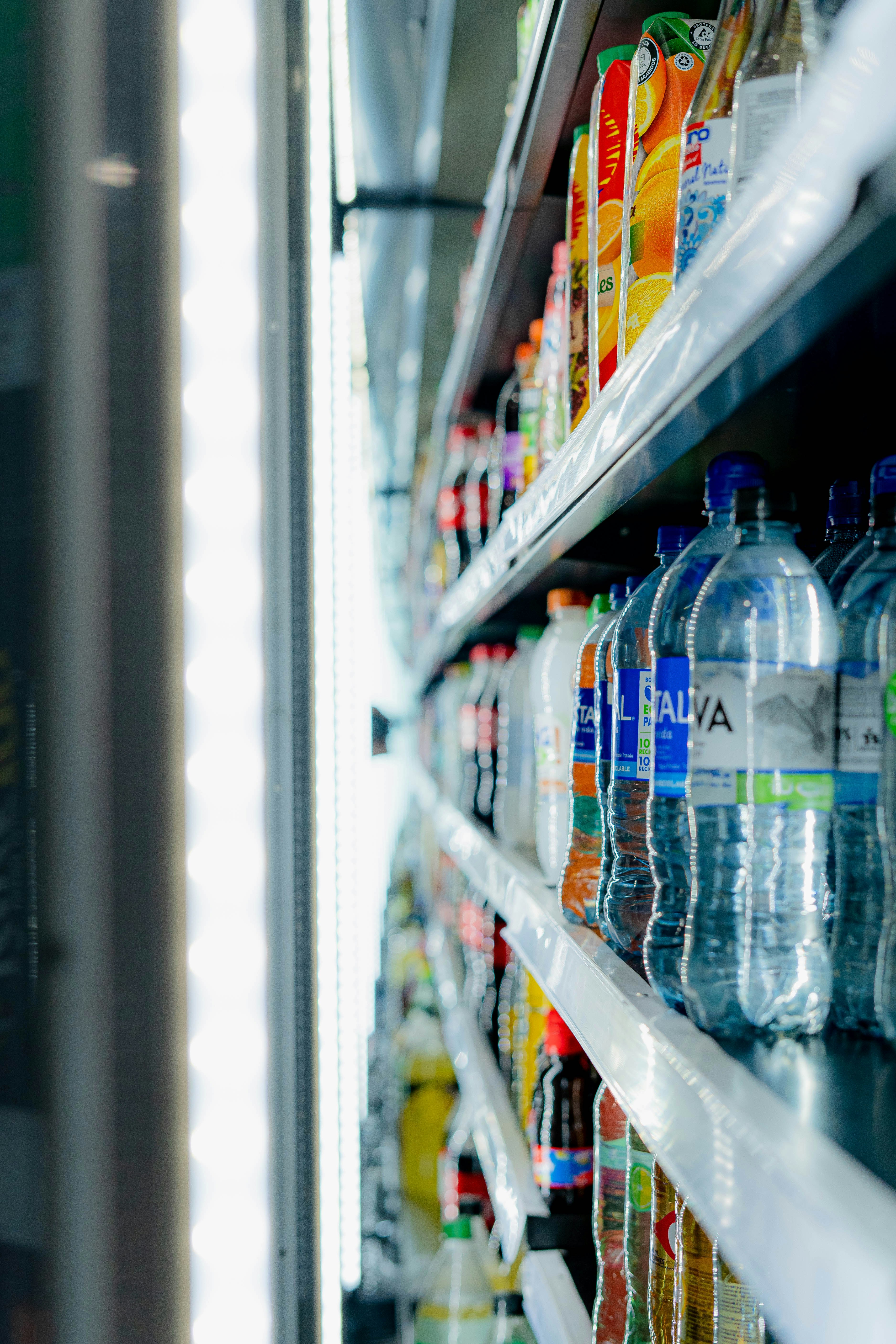 Una fila de botellas de agua en una tienda