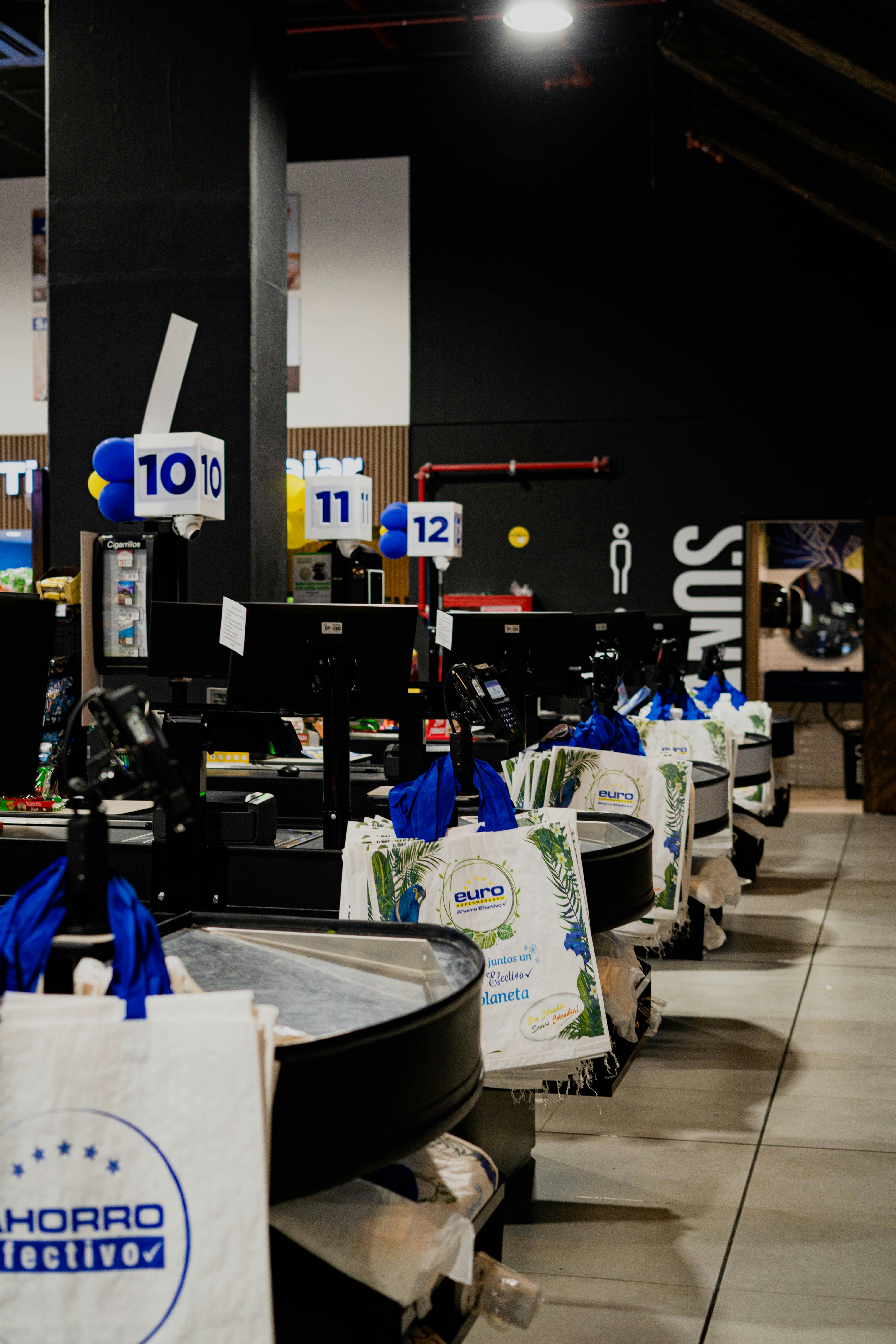 Un grupo de bolsas sentadas encima de una mesa