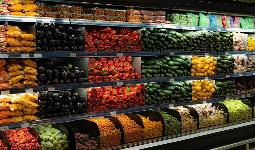 Un display in un negozio di alimentari pieno di frutta e verdura