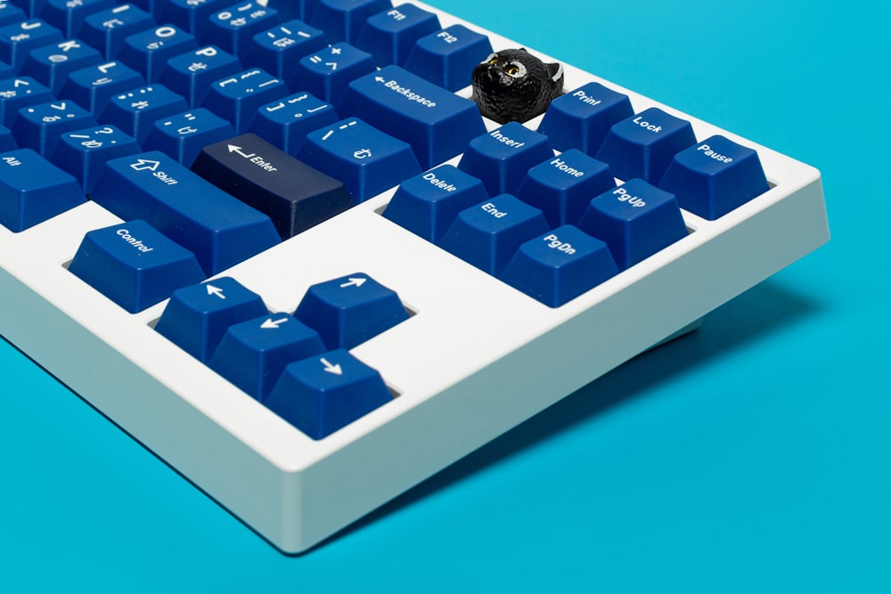 Un teclado de computadora azul y blanco sobre un fondo azul