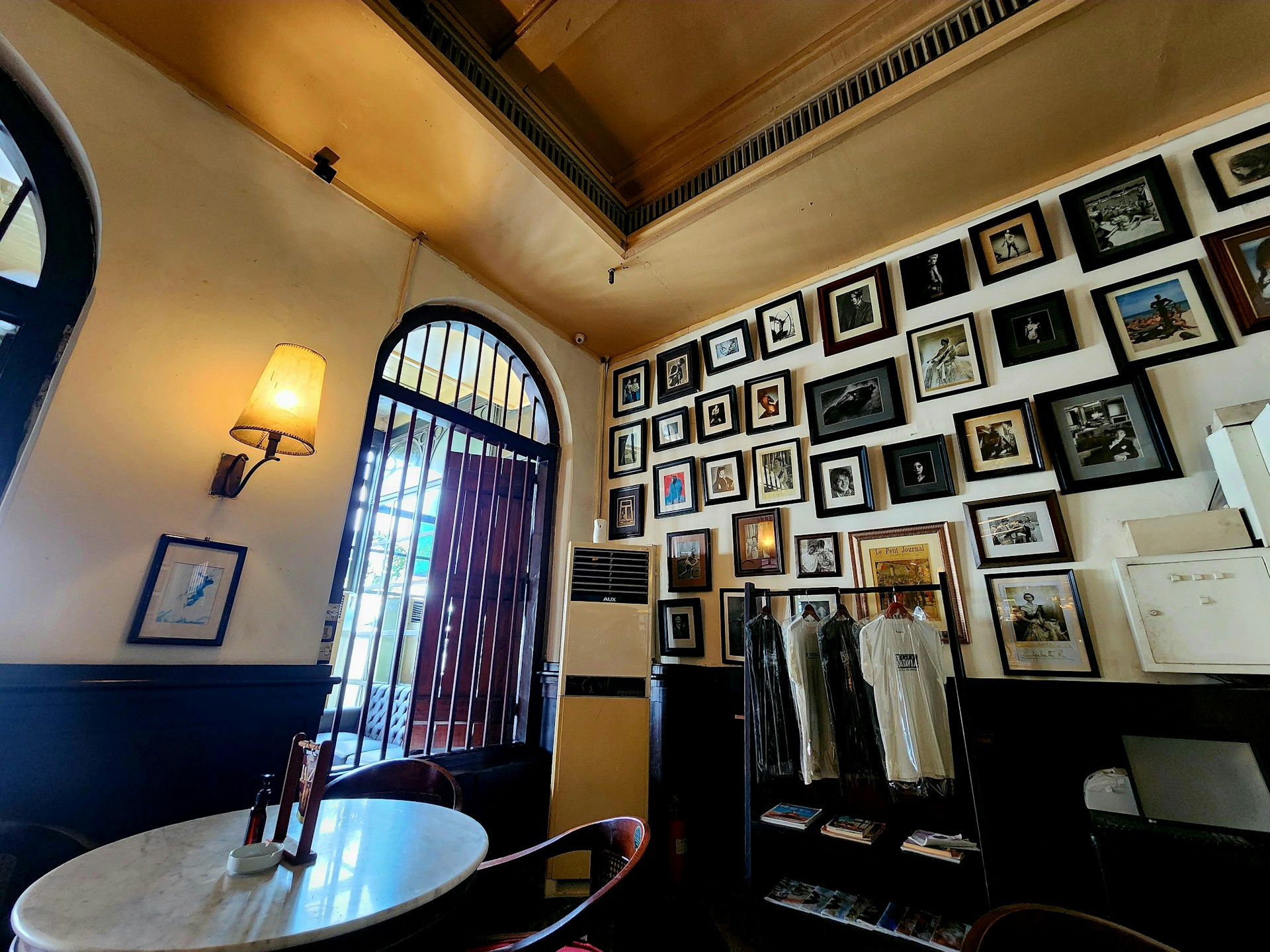 A cozy corner with a decorative photo frame and a modern mural, showcasing the artistic vibe of Arte Tudo Bauru.