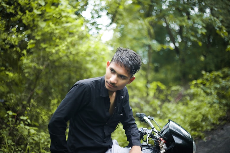 Ormanda motosiklet üzerinde çekici adam