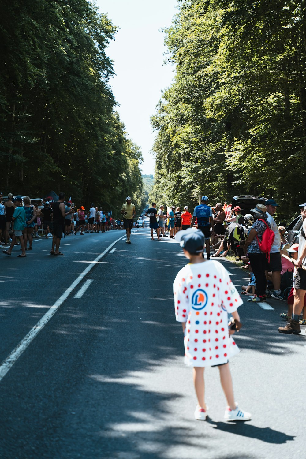 Eine Gruppe von Leuten, die mit Skateboards eine Straße hinunterfahren