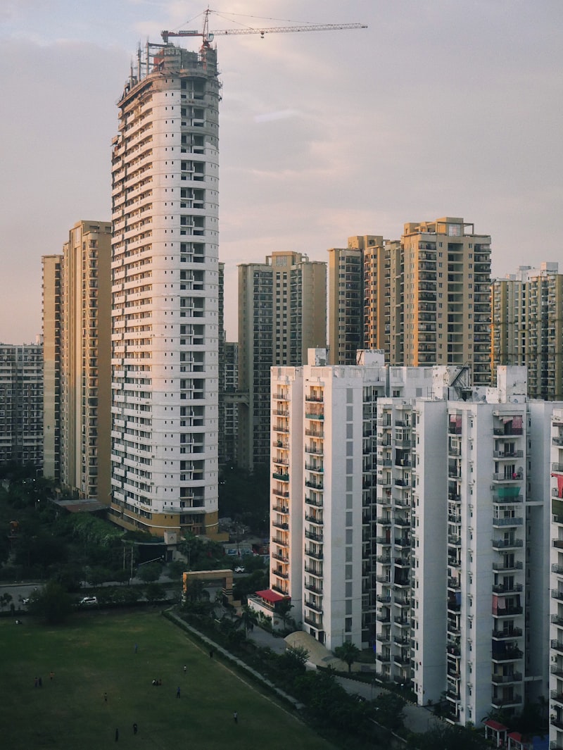 भारतात बांधकाम सुरू असलेल्या residential apartment buildings
