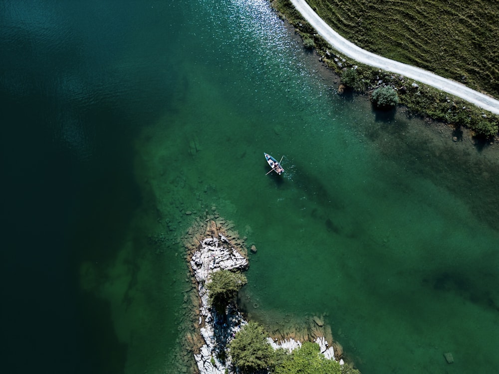 uma vista aérea de um lago com um barco nele