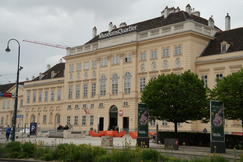 un grande edificio con un cartello sopra di esso