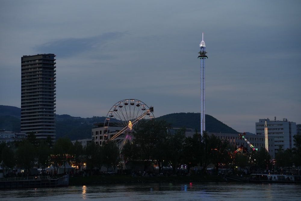 ein Riesenrad und ein Riesenrad in der Ferne