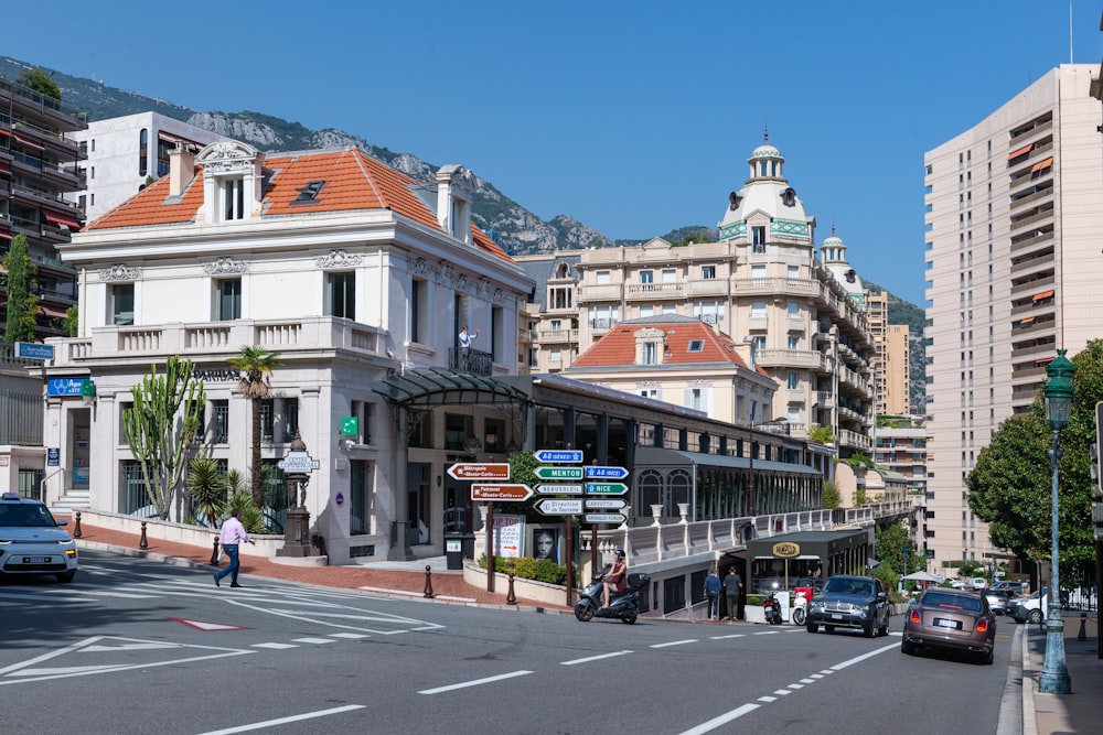 Una calle de la ciudad con algunos coches aparcados al costado de la carretera